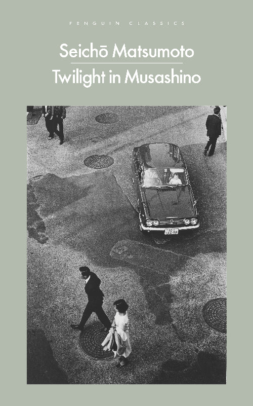 Book cover of 'Twilight in Musashino' by Seichö Matsumoto with a black and white photo of a car and two people on a street.