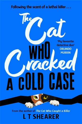 Book cover of 'The Cat Who Cracked a Cold Case' with a cat peeking over a black bar against a blue background.