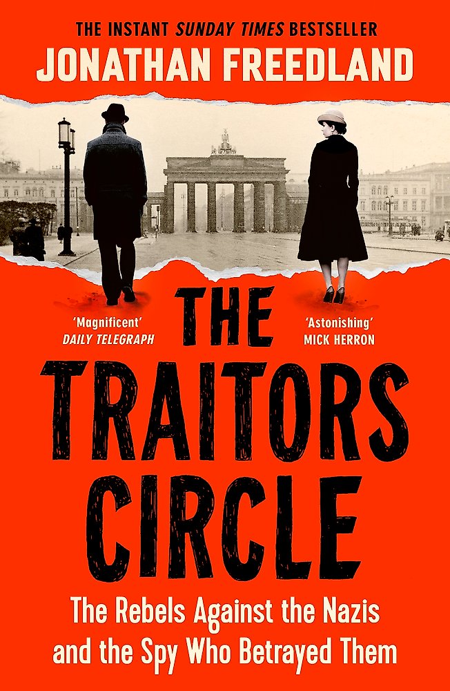 Book cover of 'The Traitors Circle' by Jonathan Freedland with a red background and black text.